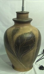 Tischlampe mit Keramikfuß und abstrakten, blatt ähnlichen Mustern. ...