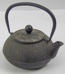 "Tetsubin" Japanische Teekanne aus Gusseisen mit Relief-Design und ...