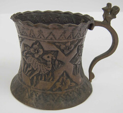 antike Messingtasse, wohl Sarna India mit geprägten floralen Mustern ...