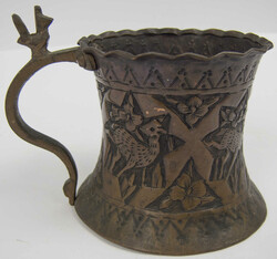 antike Messingtasse, wohl Sarna India mit geprägten floralen Mustern ...