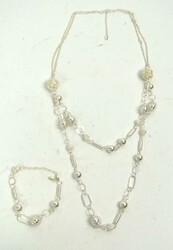 Modeschmuckset, bestehend aus 1 Kette sowie 1 ArmbandAutomatically ...