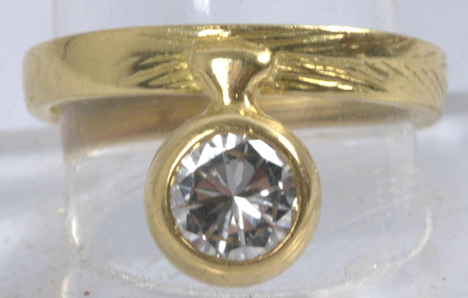 750er Goldring besetzt mit einem Brillanten von ca. 1,1 ct , gute ...