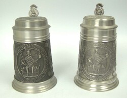 2 BBK Zinnkrüge, detailliert mit Relief verziert, das eine gekrönte ...