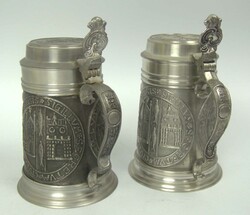 2 BBK Zinnkrüge, detailliert mit Relief verziert, das eine gekrönte ...