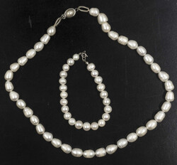 Genuine pearl jewelry set, consisting of a necklace and bracelet.