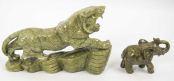 2 grüne Jade Steinschnitzereien, dabei Tiger und Elefant. Nach ...