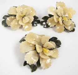 3 dekorative, geschnitzte Blumen aus Jade. Nach traditioneller ...
