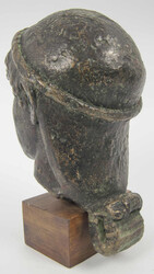 Bronzebüste, Nachbildung einer antiken griechischen Büste. Auf ...