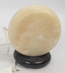 Lampe aus Orangencalcit auf schwarzer Marmorplatte, Funktion geprüft ...