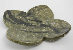 Schale in Form einer Blüte aus Jade, Maße ca. 29x29 cm  ...