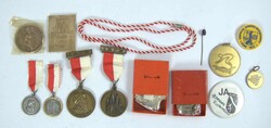 Lot Schwimm - Medaillen, Pins und Anstecknadel. Insgesamt 12 Stück.  ...