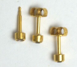 1 Paar Ohrringe und ein einzelner Ohrring, 750er Gold geprüft ...