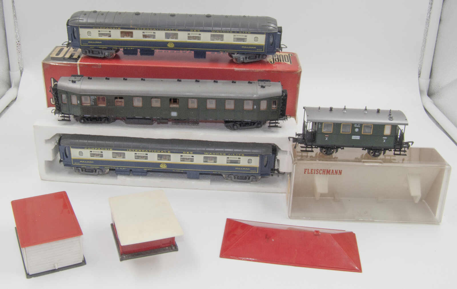 Fleischmann / Roco / Jouef, Lot Personenwagen, bestehend aus 2 x ...