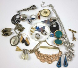 550.70: Jewelry, Lots