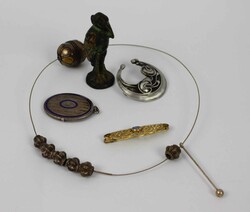 550.70: Jewelry, Lots