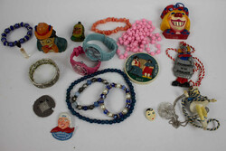 Lot Modeschmuck und Fastnachtsorden aus AuflösungAutomatically ...