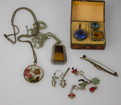 550.70: Jewelry, Lots