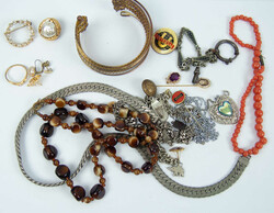 550.70: Jewelry, Lots