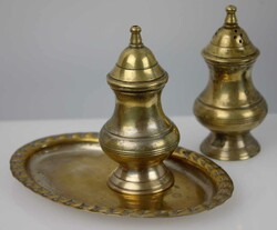 Salz & Pfefferstreuer mit Tablett aus MetallAutomatically generated ...