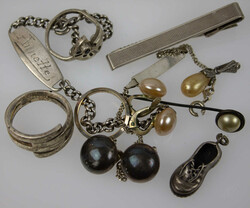 550.70: Jewelry, Lots