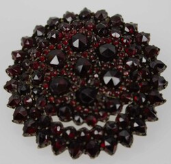 550.40: Bijoux, broches / pins