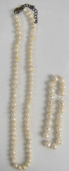 2 Teile Echtperlenschmuck. Kette & ArmbandAutomatically generated ...