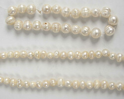 2 Teile Echtperlenschmuck. Kette & ArmbandAutomatically generated ...