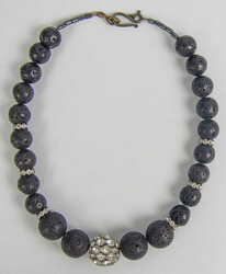 schwarze Schaumkorallenkette. Ca. 40 cm lang.Automatically generated ...