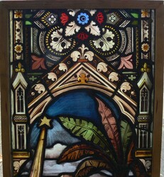 1 kunstvolles antikes Buntglasfenster mit christlichem Motiv, hier ...