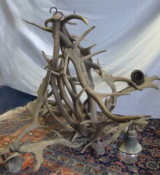 Deckenlampe aus Geweihen, 4-flammig, Höhe ca. 83 cm, Breite ca. 108 ...