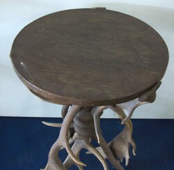 Kleiner Tisch aus Holz und Geweihen, Höhe ca. 67,5 cm, Durchmesser ...