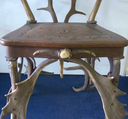 Stuhl aus Holz und Geweihen, Ledersitzfläche, Höhe ca. 100 cm. ...