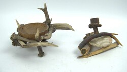 2 Aschenbecher, teilweise aus Geweihen hergestellt. Verschiedene ...