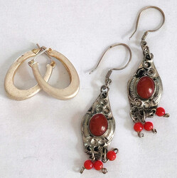2 pairs of silver earrings, 1x earrings set with carnelian