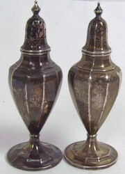 Antiker Salz- und Pfefferstreuer. Sterling gepunzt mit Monogramm ...