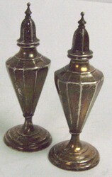 Antiker Salz- und Pfefferstreuer. Sterling gepunzt. Höhe ca. 15 cm.  ...