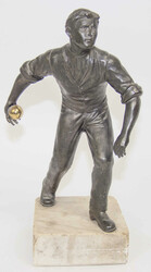 Metallfigur auf Marmorsockel "Kegler" mit goldener Kugel. Gesamthöhe ...