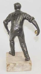 Metallfigur auf Marmorsockel "Kegler" mit goldener Kugel. Gesamthöhe ...