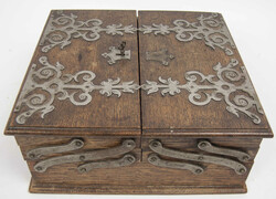 Antike abschließbare Schmuckschatulle aus Holz mit Metallmontur. ...