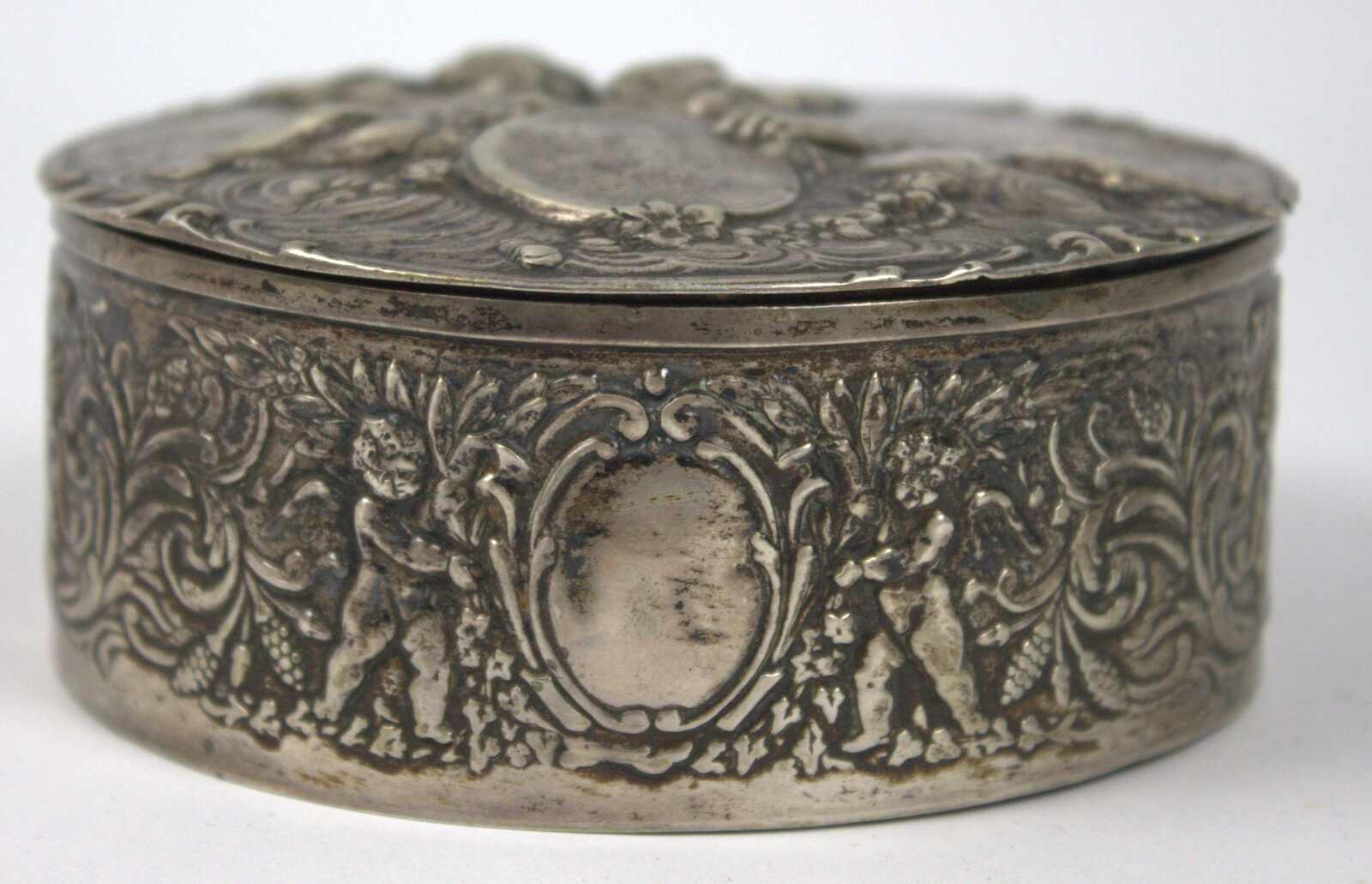 Jugendstil 800er Silber Dose mit Putten und Blüten Relief. Höhe ca. ...