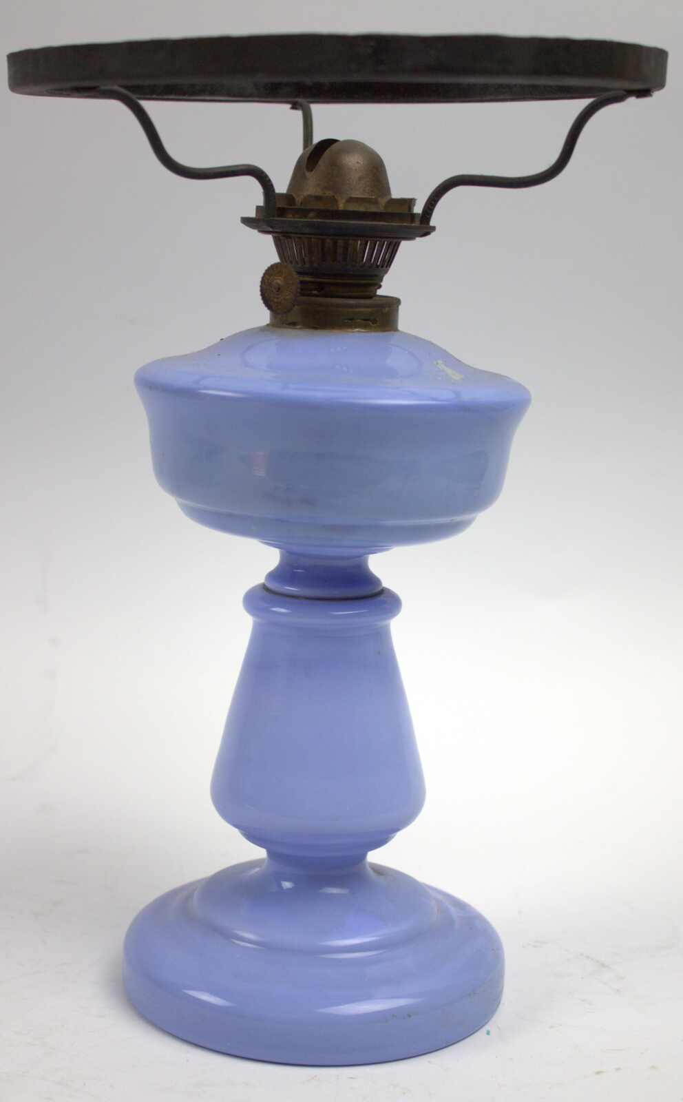 Petroleumlampe mit blauem Glasfuß, mundgeblasen. Höhe ca. 28 cm. ...