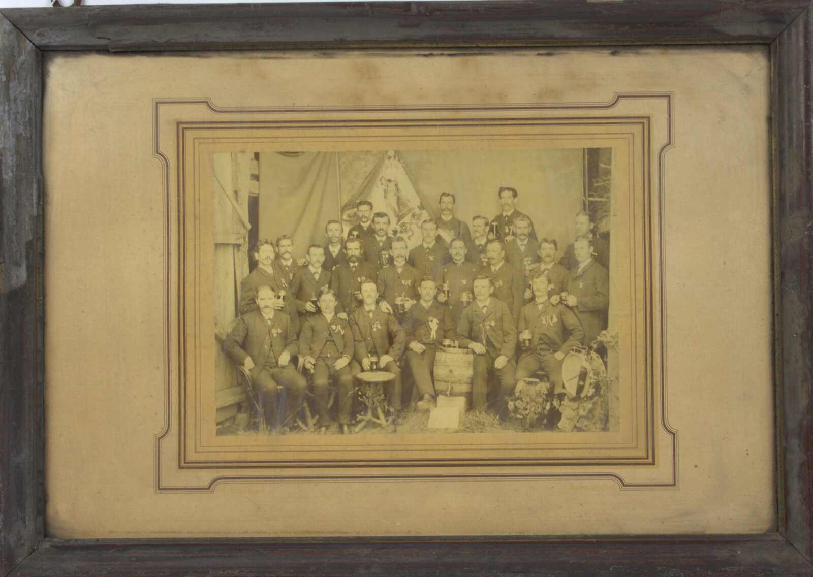 gerahmte Fotografie einer Gruppe von Männern in Uniformen gekleidet, ...