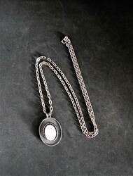 550.30: Schmuck, Ketten / Colliers / Anhänger