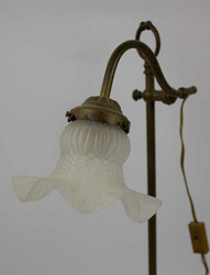 antike französische Schreibtischlampe aus Messing mit gekräuseltem ...