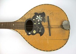 alte Mandoline mit Intarsien und floralen Perlmutt Dekor. Am Korpus ...