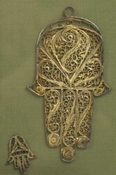Antike Schmuckapplikation, hinter Glas gerahmt. Höhe ca. 26 cm, ...