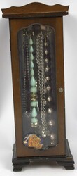 550.70: Jewelry, Lots