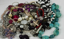 550.70: Jewelry, Lots