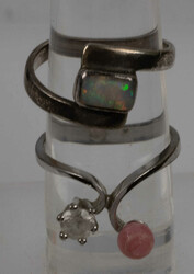 2 Silber Ringe, dabei 1x besetzt mit OpalAutomatically generated ...