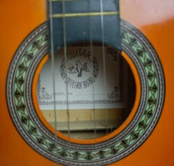 Akustikgitarre "Guitar Skylark Brand". Länge ca. 97 cmAutomatically ...